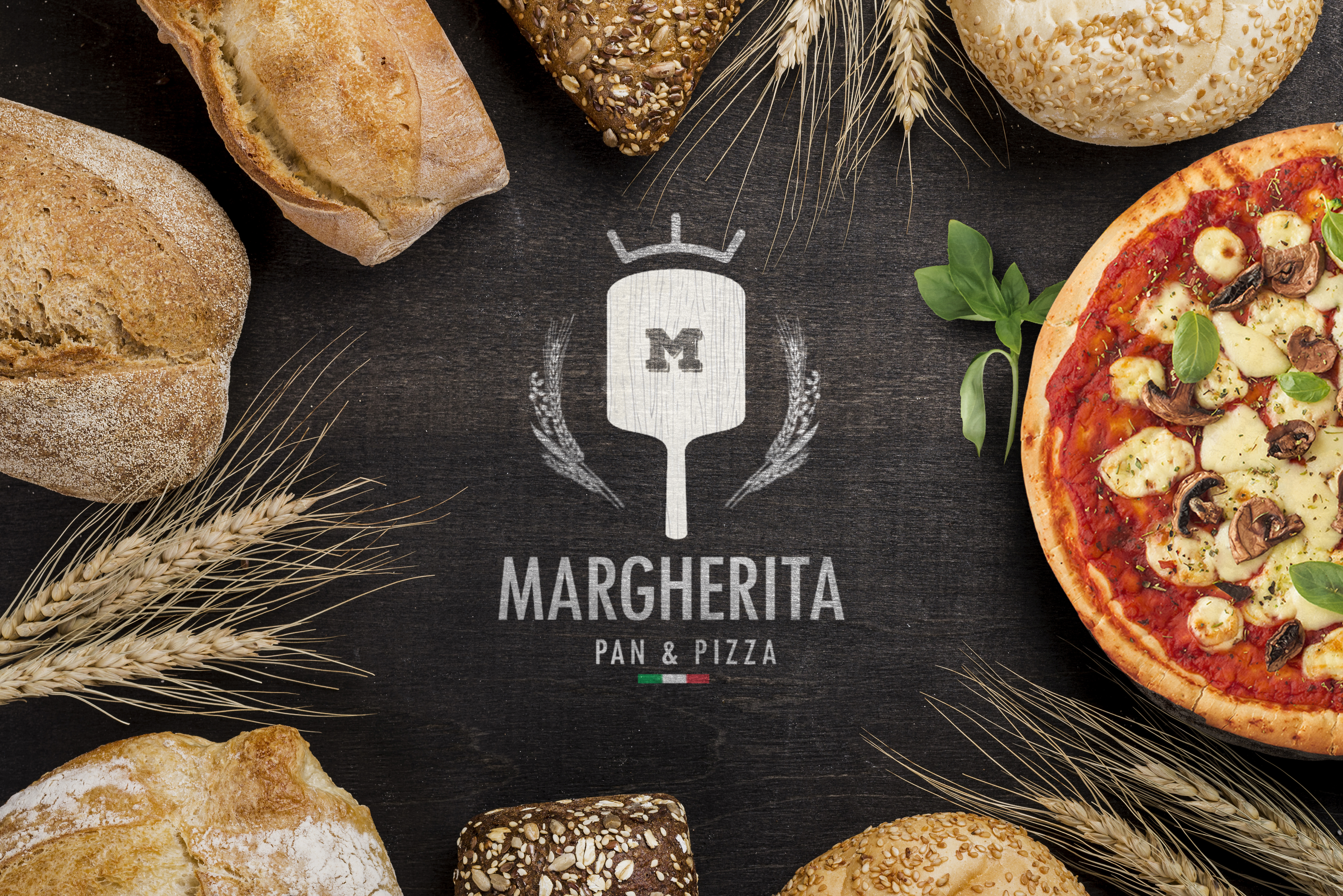 Mesa con panes artesanales y pizza junto al logo de Margherita